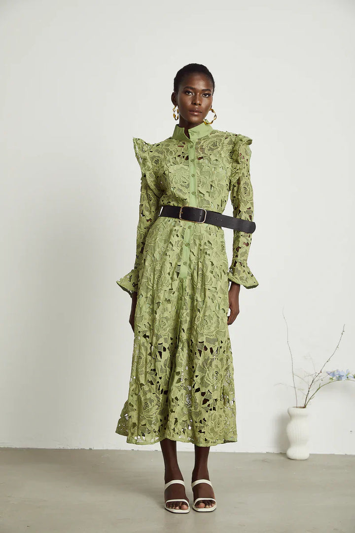 Noémie blumenbesticktes Midi-Kleid in Grün